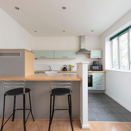 Modern Luxury Apartment By Bow Road Station 런던 외부 사진