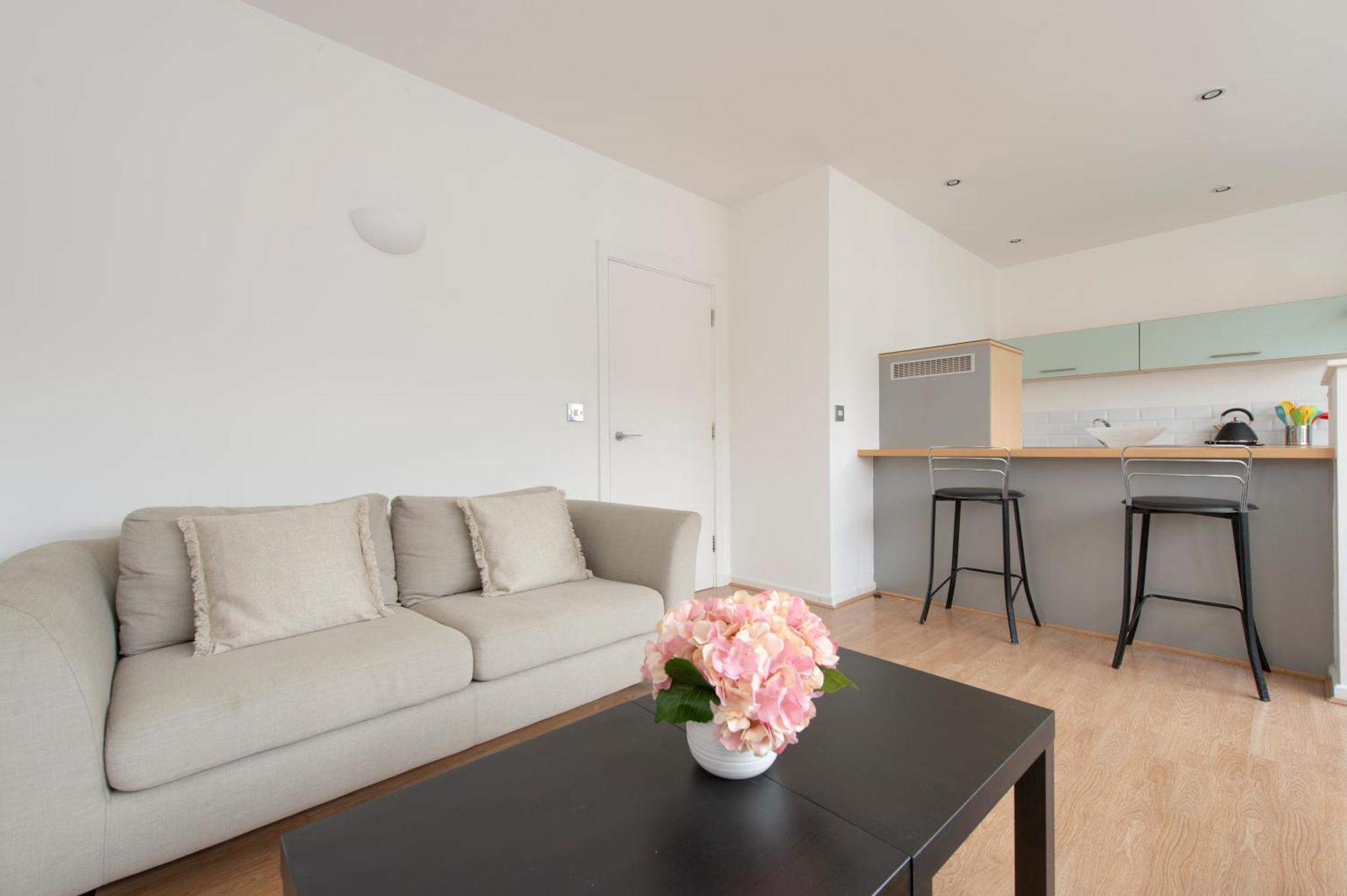 Modern Luxury Apartment By Bow Road Station 런던 외부 사진